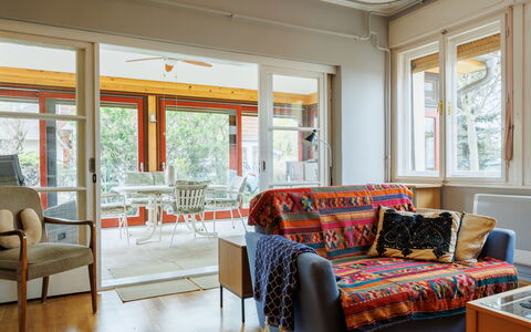 Sundown Beach: Möbel, Interior Design, Flooring, Fussboden, Holz, Decke, Couch, Zimmer, Stuhl, Wohnzimmer