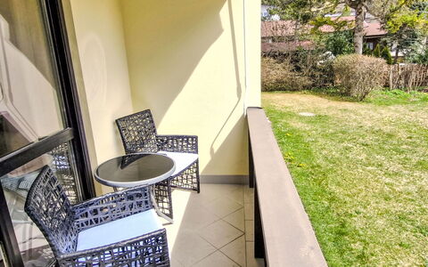 Bergnest: Fussboden, Interior Design, Flooring, Möbel, Schatten, Stuhl, Balkon, Holzbeize, Veranda