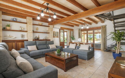 Son Bosc: Möbel, Interior Design, Couch, Flooring, Holz, Tabelle, Fussboden, Decke, Wohnzimmer, Zimmer