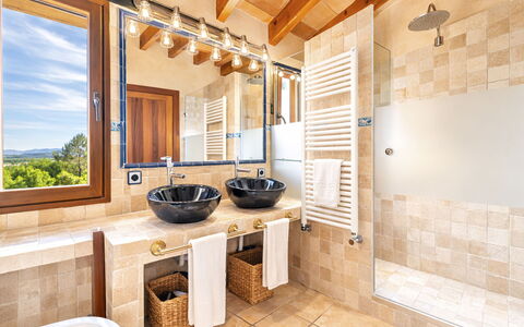 Son Bosc: Flooring, Interior Design, Armatur, Holz, Fussboden, Badezimmer, Möbel, Sinken, Zapfhahn, Beleuchtung