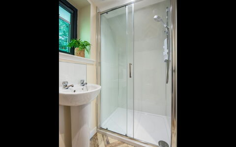 Wayside Loft: Badezimmer, Armatur, Flooring, Interior Design, Fussboden, Installation, Dusche, Tür, Duschtür, Zapfhahn