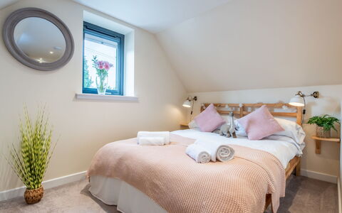 Wayside Loft: Interior Design, Schlafzimmer, Bett, Textil, Möbel, Decke, Zuhause, Flooring, Bettdecke, Bedding
