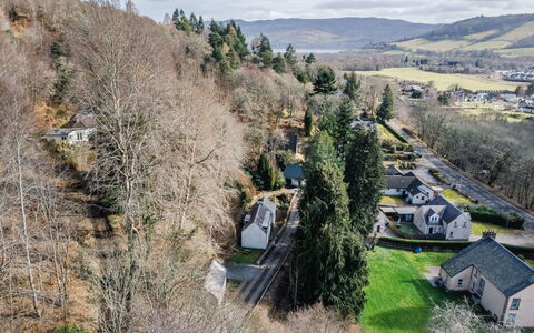 Wayside Loft: Baum, Landschaft, Wohngebiet, Hochland, Dach, Haus, Ländliches Gebiet, Menschliche Siedlung, Zuhause, Dorf