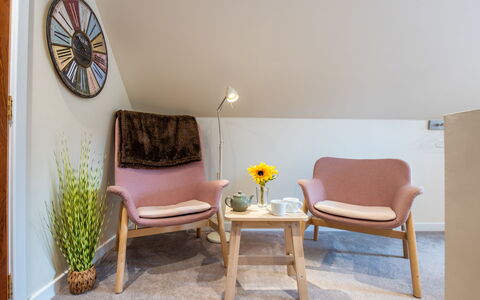 Wayside Loft: Möbel, Interior Design, Flooring, Stuhl, Holz, Fussboden, Holzboden, Zuhause, Zimmer, Wohnzimmer
