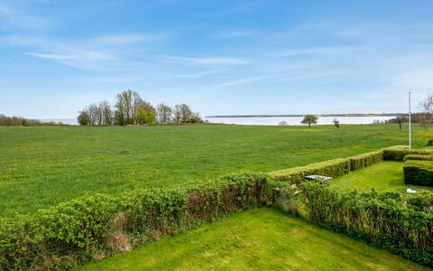 Christan - 350M from the Sea: Haus, Zuhause, Tür, Dach, Hütte, Estate, Garten, Schatten, Abstellgleis, Garten