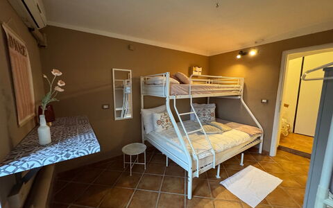 Cottage Wisteria: Möbel, Schlafzimmer, Bett, Interior Design, Fussboden, Flooring, Bedding, Bettdecke, Zimmer, Decke