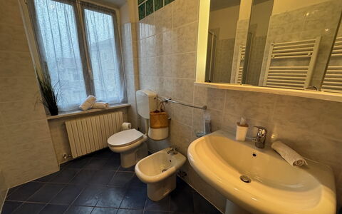 Cottage Wisteria: Flooring, Armatur, Fussboden, Badezimmer, Bad Sink, Sinken, Toilleten Sitz, Installation, Zapfhahn, Interior Design