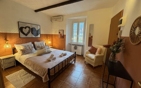 Cottage Wisteria: Möbel, Holz, Interior Design, Flooring, Fussboden, Bett, Schlafzimmer, Linens, Decke, Bettdecke