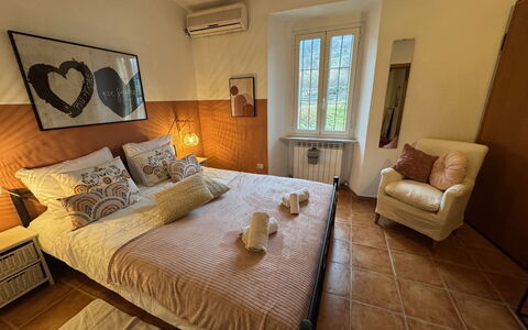 Cottage Wisteria: Möbel, Holz, Fussboden, Flooring, Schlafzimmer, Interior Design, Bett, Linens, Zimmer, Beleuchtung