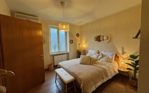 Cottage Wisteria: Möbel, Bett, Interior Design, Schlafzimmer, Bedding, Fussboden, Flooring, Wand, Bettdecke, Holz