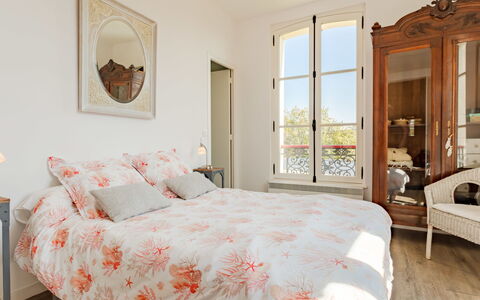 Les Jardins de Cabourg: Möbel, Bett, Interior Design, Schlafzimmer, Wand, Bedding, Bettdecke, Fussboden, Holz, Zimmer