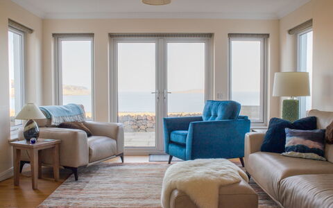 Solas Alainn: Wohngebiet, Zuhause, Estate, Balkon, Zaun, Villa