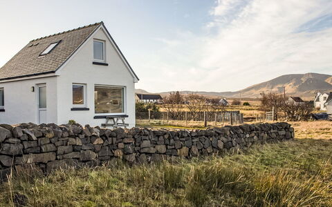 Solas Alainn Chalet: Dach, Haus, Die Architektur, Hütte, Zuhause, Ländliches Gebiet, Wolke, Menschliche Siedlung, Steinwand, Steigung