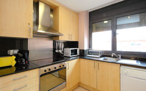 Tramuntana: Eigentum, Countertop, Zimmer, Küche, Cabinetry, Möbel, Gebäude, Gelb, Interior Design, Grundeigentum