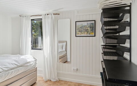 Kaj - 75M from the Sea: Interior Design, Holz, Flooring, Fussboden, Möbel, Schlafzimmer, Decke, Beleuchtung, Zimmer, Bett
