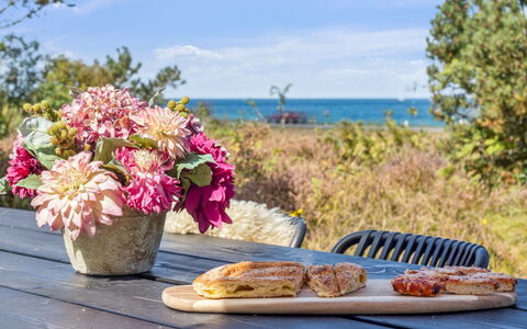Kaj - 75M from the Sea: Möbel, Gartenmöbel, Tabelle, Tisch Im Freien, Blumentopf, Stuhl, Essen, Servierware, Zimmerpflanze, Picknicktisch