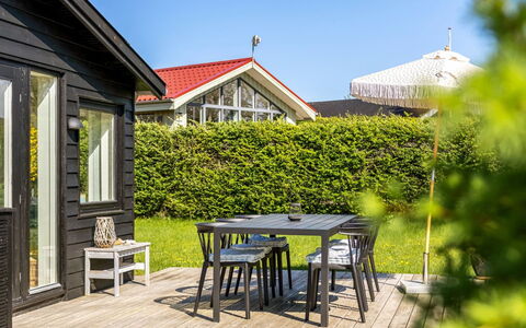 Arnkil - 250M from the Sea: Dach, Haus, Zuhause, Hütte, Tür, Abstellgleis, Deck, Veranda, Planke, Hartholz