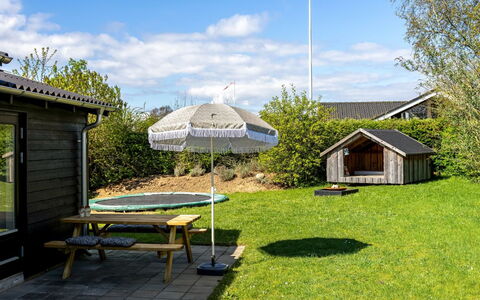 Arnkil - 250M from the Sea: Dach, Haus, Zuhause, Hütte, Tür, Abstellgleis, Deck, Veranda, Planke, Hartholz