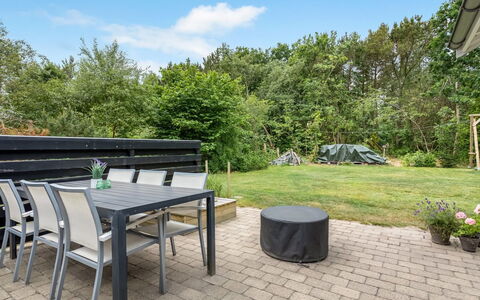 Varpu - 1.5Km from the Sea: Estate, Schatten, Auffahrt, Bauernhaus