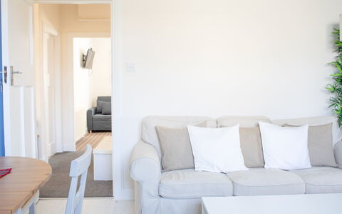The Croft House Portree: Möbel, Couch, Interior Design, Flooring, Fussboden, Wohnzimmer, Zimmer, Holz, Wohnung, Zuhause