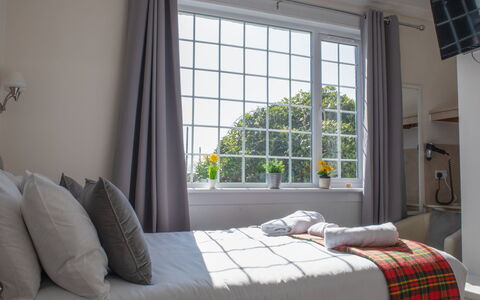 The Croft House Portree: Möbel, Schlafzimmer, Interior Design, Bett, Bedding, Bettdecke, Linens, Textil, Beleuchtung, Zuhause