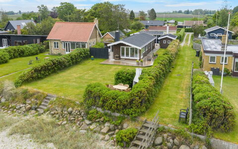 Dimo - 20M from the Sea: Gras, Wiese, Grundstueck, Hütte, Ländliches Gebiet, Wiese, Gartenbauten, Garten, Schuppen
