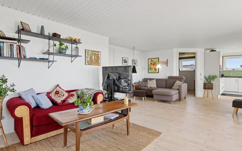 Erin - 200M from the Sea: Möbel, Couch, Flooring, Interior Design, Holz, Fussboden, Decke, Wohnzimmer, Holzboden, Tabelle