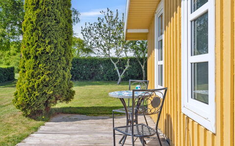 Erin - 200M from the Sea: Grundstueck, Hütte, Garten, Rasen, Veranda, Holzbeize, Schatten, Garten, Landscaping, Hinterhof