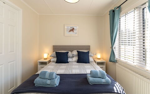 Lodge 3: Möbel, Interior Design, Holz, Bett, Schlafzimmer, Flooring, Fussboden, Decke, Zimmer, Textil