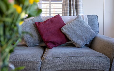 Lodge 3: Kissen, Couch, Textil, Dekokissen, Wohnzimmer, Interior Design, Kissen, Braun, Möbel
