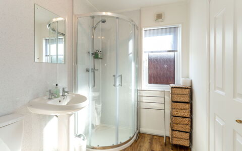 Lodge 3: Wand, Flooring, Interior Design, Fussboden, Badezimmer, Armatur, Decke, Beleuchtung, Zimmer, Toilette