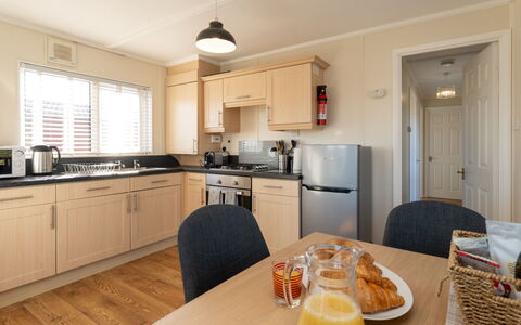 Lodge 3: Möbel, Holz, Interior Design, Cabinetry, Flooring, Fussboden, Major Appliance, Küche, Sinken, Countertop
