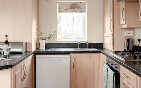 Lodge 4: Küchengerät, Küche, Countertop, Major Appliance, Möbel, Cabinetry, Haushaltsgerät, Interior Design, Herd, Herd