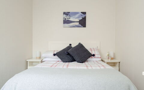 Lodge 4: Bett, Möbel, Bedding, Schlafzimmer, Interior Design, Bettdecke, Holz, Linens, Zimmer, Fussboden