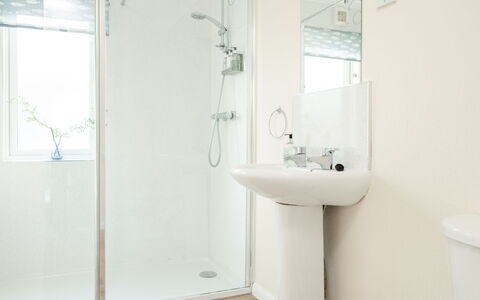 Lodge 4: Badezimmer, Armatur, Flooring, Interior Design, Fussboden, Installation, Dusche, Zapfhahn, Bad Sink, Duschkopf