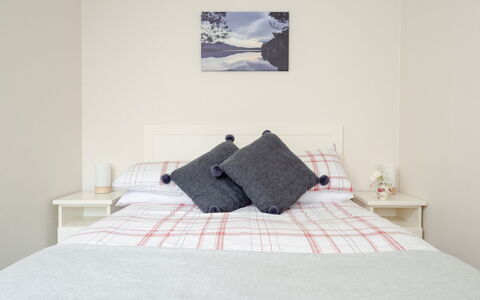 Lodge 4: Möbel, Bett, Bedding, Schlafzimmer, Bettdecke, Interior Design, Wand, Linens, Zimmer, Holz