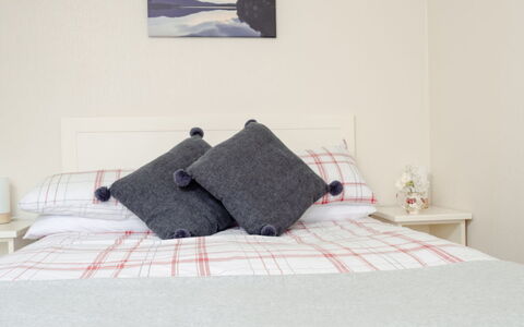 Lodge 4: Bett, Möbel, Bedding, Schlafzimmer, Bettdecke, Wand, Interior Design, Linens, Zimmer, Holz