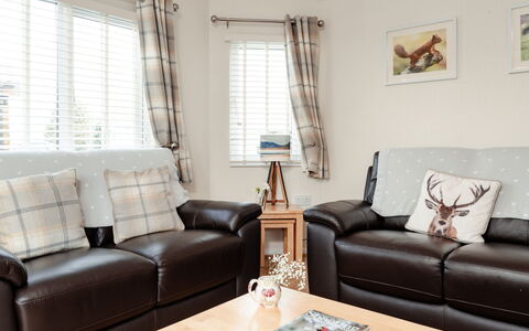 Lodge 4: Möbel, Interior Design, Couch, Zuhause, Flooring, Wohnzimmer, Beleuchtung, Fussboden, Tabelle, Zimmer