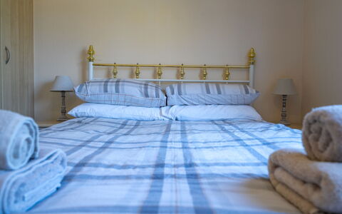 Lodge 5: Bett, Möbel, Bedding, Schlafzimmer, Bettdecke, Interior Design, Holz, Linens, Fussboden, Flooring