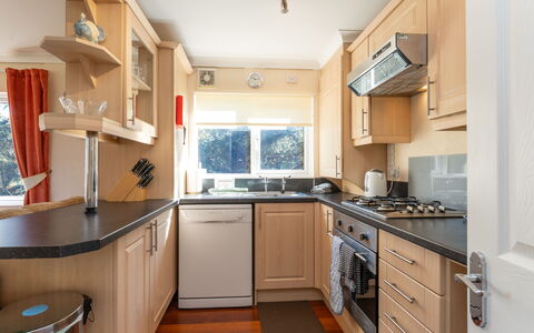 Lodge 5: Küche, Küchengerät, Countertop, Major Appliance, Möbel, Interior Design, Cabinetry, Herd, Holz, Haushaltsgerät