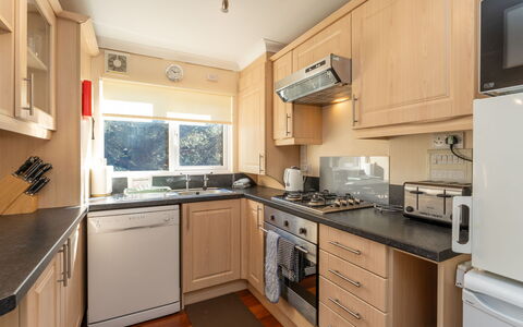 Lodge 5: Küche, Küchengerät, Countertop, Major Appliance, Cabinetry, Möbel, Herd, Interior Design, Herd, Haushaltsgerät