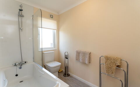 Lodge 5: Armatur, Flooring, Interior Design, Badezimmer, Fussboden, Decke, Badewanne, Installation, Zapfhahn, Beleuchtung