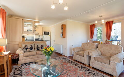 Lodge 5: Möbel, Couch, Interior Design, Holz, Decke, Flooring, Wohnzimmer, Tabelle, Fussboden, Zimmer