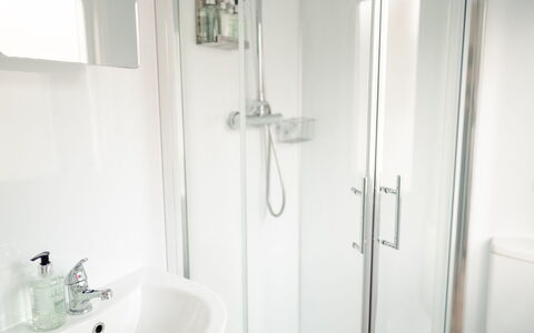 Lodge 8: Interior Design, Fussboden, Flooring, Zimmer, Armatur, Bad Sink, Badezimmer, Sinken, Schlafzimmer, Linens