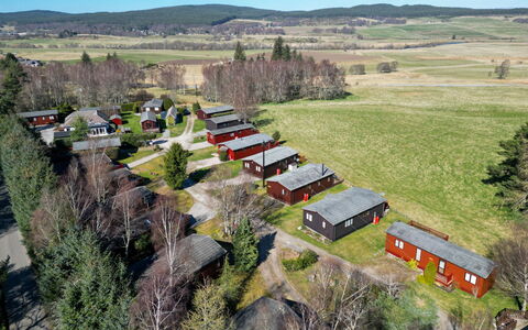 Lodge 8: Gras, Haus, Wohngebiet, Landschaft, Dach, Einfach, Zuhause, Ländliches Gebiet, Grundstueck, Hütte