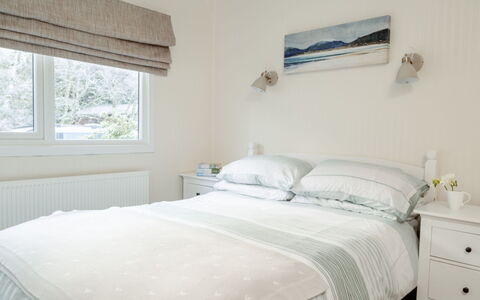 Lodge 8: Möbel, Bett, Interior Design, Schlafzimmer, Bedding, Bettdecke, Linens, Holz, Fussboden, Zimmer
