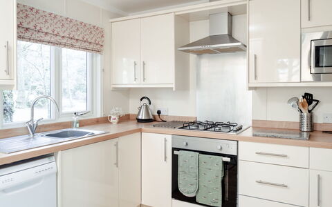 Lodge 8: Küche, Countertop, Küchengerät, Major Appliance, Cabinetry, Interior Design, Haushaltsgerät, Sinken, Möbel, Zuhause