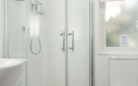 Lodge 2: Badezimmer, Armatur, Installation, Duschtür, Dusche, Zapfhahn, Sinken, Toilette, Bad Sink, Duschkopf