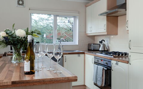 Lodge 2: Küche, Countertop, Küchengerät, Interior Design, Möbel, Cabinetry, Flooring, Major Appliance, Holz, Haushaltsgerät