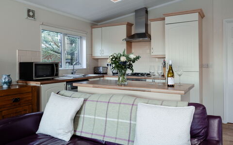 Lodge 2: Möbel, Interior Design, Flooring, Zimmer, Beleuchtung, Decke, Fussboden, Cabinetry, Zuhause, Küchengerät